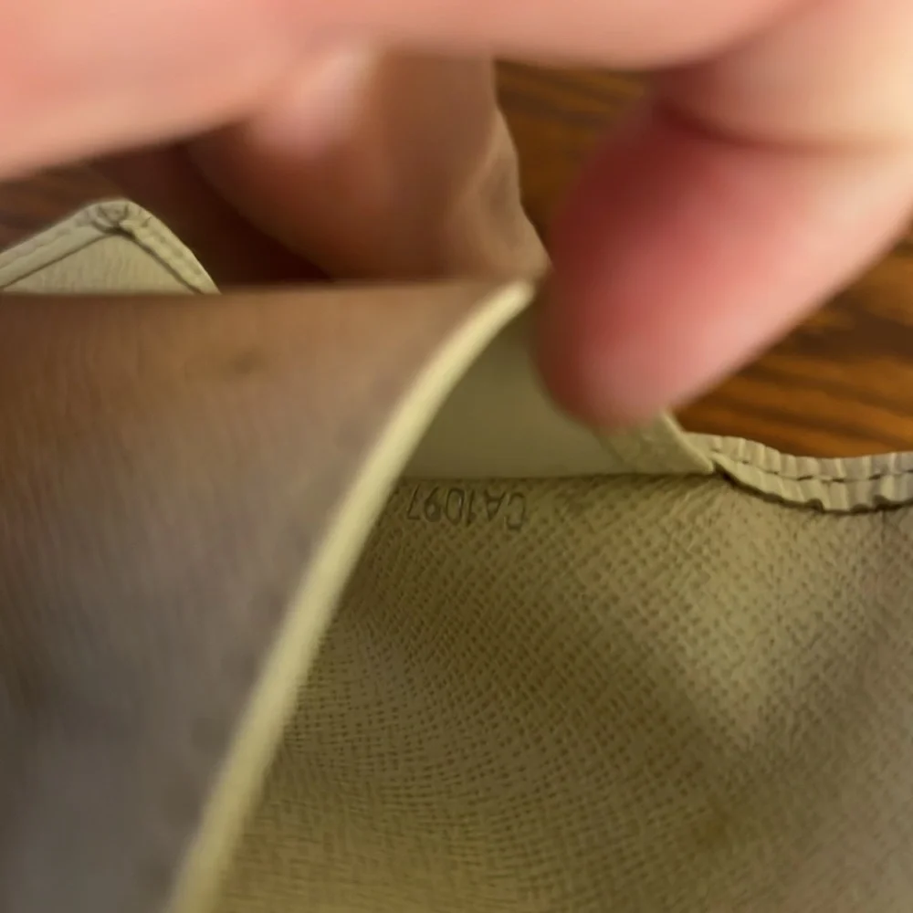 Authentic Louis Vuitton Epi 4 key holder creme CA1097 - Picture 12 of 13